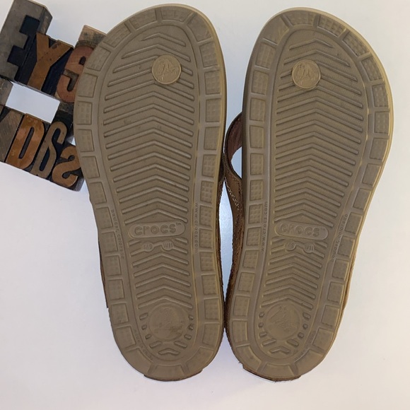 🆕🐊CROCS Women’s Leather/Croslite Flip Flop Sandals - Picture 5 of 8
